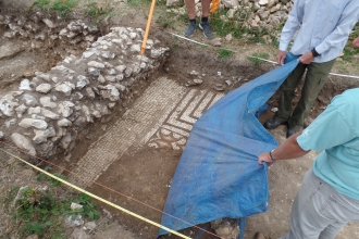 Roman Villa mosaic at Nunnery Mead © Rob Brunt 