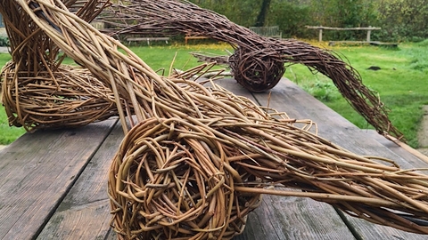 Willow sulpture on bence